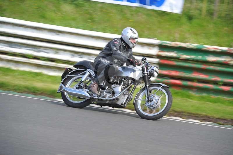 Mallory park Leicestershire;Mallory park photographs;Motorcycle action photographs;classic bikes;event digital images;eventdigitalimages;mallory park;no limits trackday;peter wileman photography;vintage bikes;vintage motorcycles;vmcc festival 1000 bikes