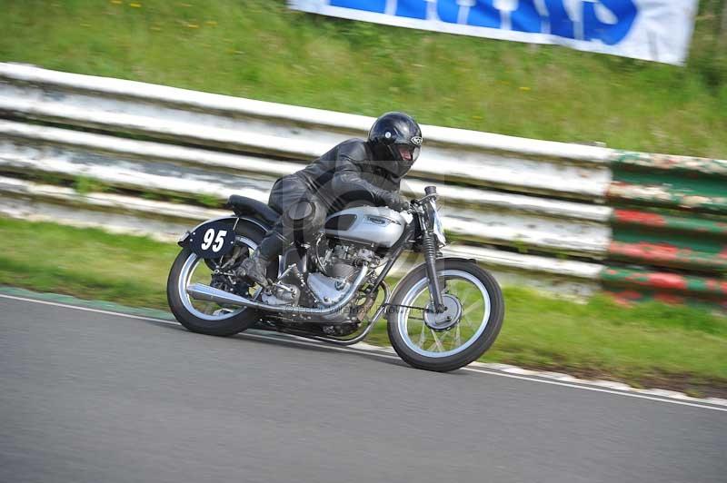 Mallory park Leicestershire;Mallory park photographs;Motorcycle action photographs;classic bikes;event digital images;eventdigitalimages;mallory park;no limits trackday;peter wileman photography;vintage bikes;vintage motorcycles;vmcc festival 1000 bikes