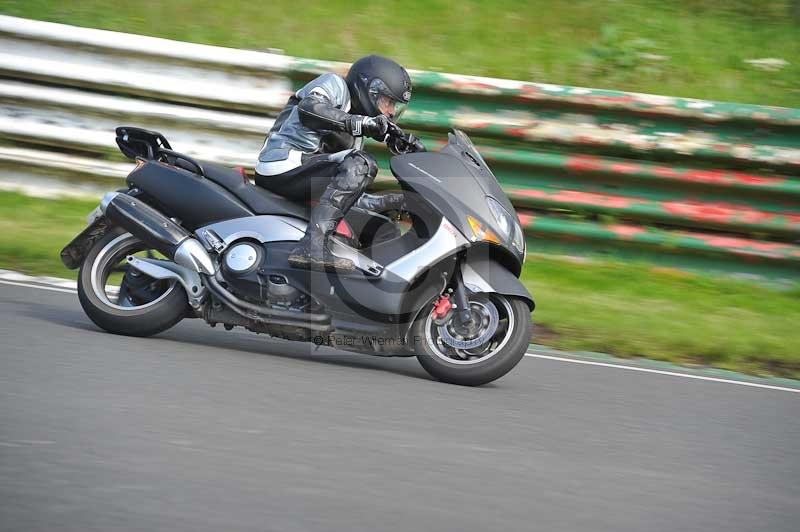 Mallory park Leicestershire;Mallory park photographs;Motorcycle action photographs;classic bikes;event digital images;eventdigitalimages;mallory park;no limits trackday;peter wileman photography;vintage bikes;vintage motorcycles;vmcc festival 1000 bikes