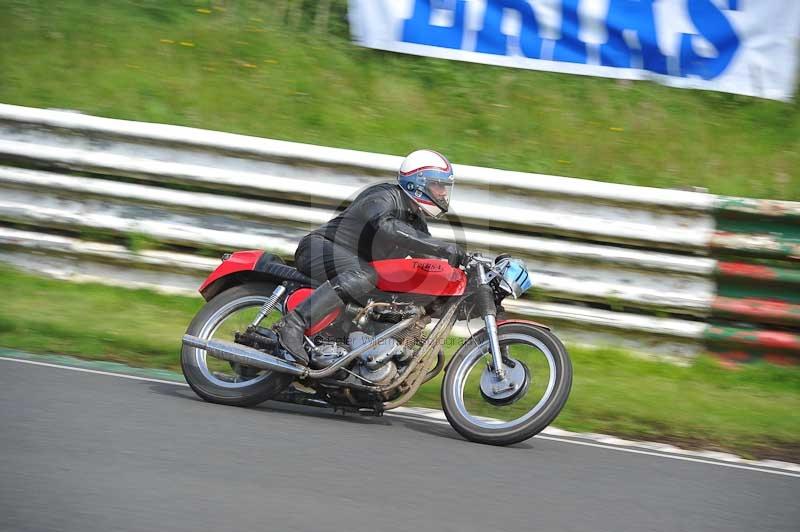 Mallory park Leicestershire;Mallory park photographs;Motorcycle action photographs;classic bikes;event digital images;eventdigitalimages;mallory park;no limits trackday;peter wileman photography;vintage bikes;vintage motorcycles;vmcc festival 1000 bikes