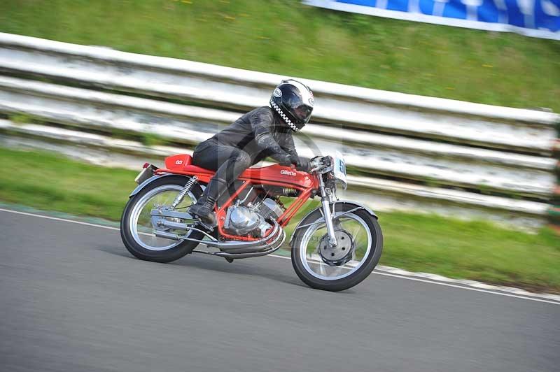 Mallory park Leicestershire;Mallory park photographs;Motorcycle action photographs;classic bikes;event digital images;eventdigitalimages;mallory park;no limits trackday;peter wileman photography;vintage bikes;vintage motorcycles;vmcc festival 1000 bikes