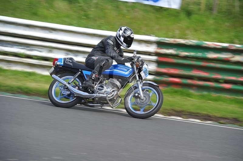 Mallory park Leicestershire;Mallory park photographs;Motorcycle action photographs;classic bikes;event digital images;eventdigitalimages;mallory park;no limits trackday;peter wileman photography;vintage bikes;vintage motorcycles;vmcc festival 1000 bikes