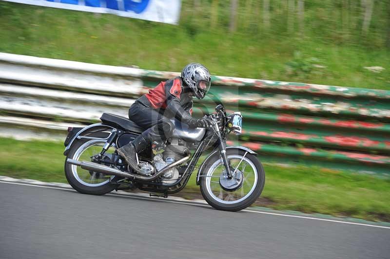 Mallory park Leicestershire;Mallory park photographs;Motorcycle action photographs;classic bikes;event digital images;eventdigitalimages;mallory park;no limits trackday;peter wileman photography;vintage bikes;vintage motorcycles;vmcc festival 1000 bikes