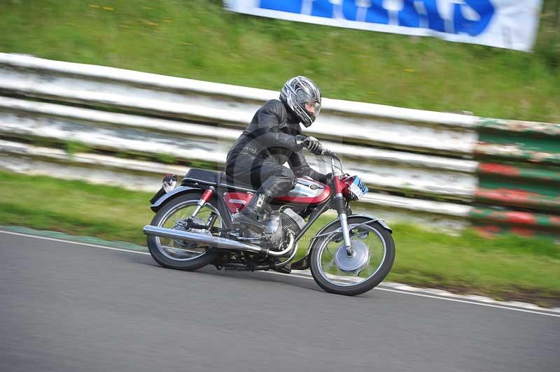 Mallory park Leicestershire;Mallory park photographs;Motorcycle action photographs;classic bikes;event digital images;eventdigitalimages;mallory park;no limits trackday;peter wileman photography;vintage bikes;vintage motorcycles;vmcc festival 1000 bikes