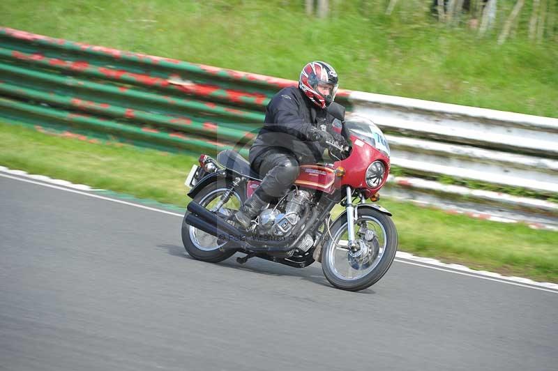 Mallory park Leicestershire;Mallory park photographs;Motorcycle action photographs;classic bikes;event digital images;eventdigitalimages;mallory park;no limits trackday;peter wileman photography;vintage bikes;vintage motorcycles;vmcc festival 1000 bikes