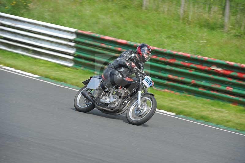 Mallory park Leicestershire;Mallory park photographs;Motorcycle action photographs;classic bikes;event digital images;eventdigitalimages;mallory park;no limits trackday;peter wileman photography;vintage bikes;vintage motorcycles;vmcc festival 1000 bikes