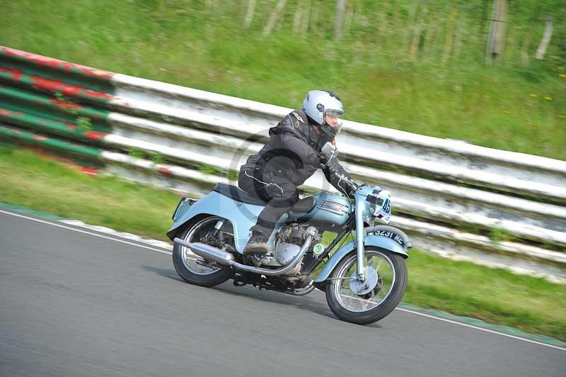 Mallory park Leicestershire;Mallory park photographs;Motorcycle action photographs;classic bikes;event digital images;eventdigitalimages;mallory park;no limits trackday;peter wileman photography;vintage bikes;vintage motorcycles;vmcc festival 1000 bikes