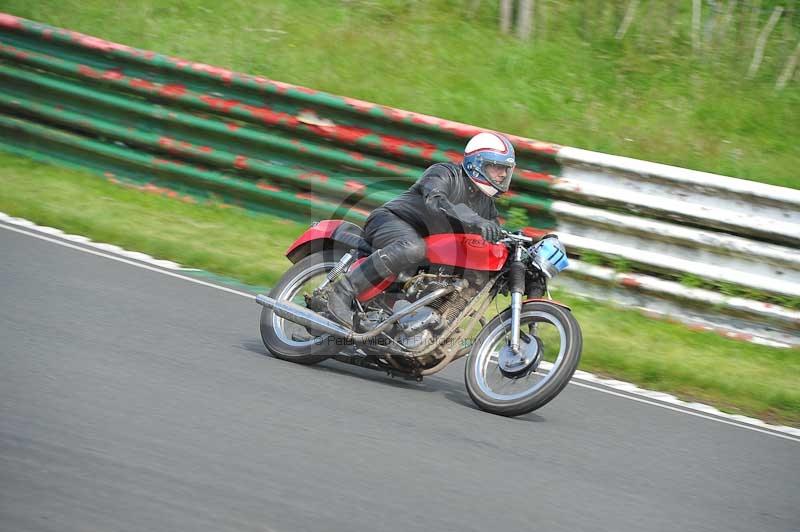 Mallory park Leicestershire;Mallory park photographs;Motorcycle action photographs;classic bikes;event digital images;eventdigitalimages;mallory park;no limits trackday;peter wileman photography;vintage bikes;vintage motorcycles;vmcc festival 1000 bikes