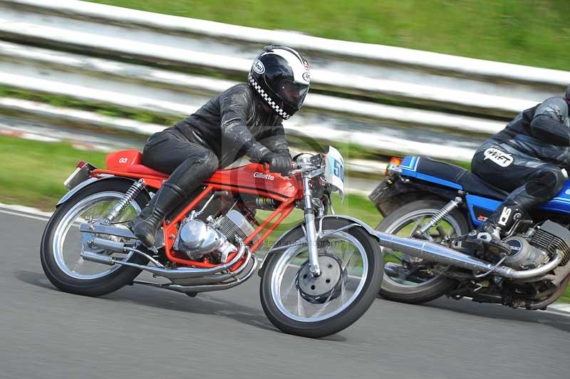 Mallory park Leicestershire;Mallory park photographs;Motorcycle action photographs;classic bikes;event digital images;eventdigitalimages;mallory park;no limits trackday;peter wileman photography;vintage bikes;vintage motorcycles;vmcc festival 1000 bikes