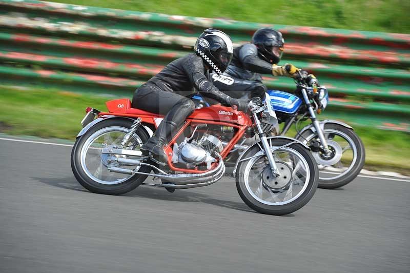 Mallory park Leicestershire;Mallory park photographs;Motorcycle action photographs;classic bikes;event digital images;eventdigitalimages;mallory park;no limits trackday;peter wileman photography;vintage bikes;vintage motorcycles;vmcc festival 1000 bikes
