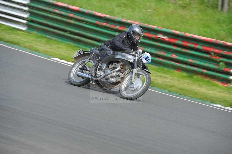 Mallory park Leicestershire;Mallory park photographs;Motorcycle action photographs;classic bikes;event digital images;eventdigitalimages;mallory park;no limits trackday;peter wileman photography;vintage bikes;vintage motorcycles;vmcc festival 1000 bikes