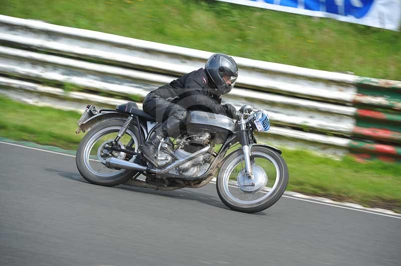 Mallory park Leicestershire;Mallory park photographs;Motorcycle action photographs;classic bikes;event digital images;eventdigitalimages;mallory park;no limits trackday;peter wileman photography;vintage bikes;vintage motorcycles;vmcc festival 1000 bikes
