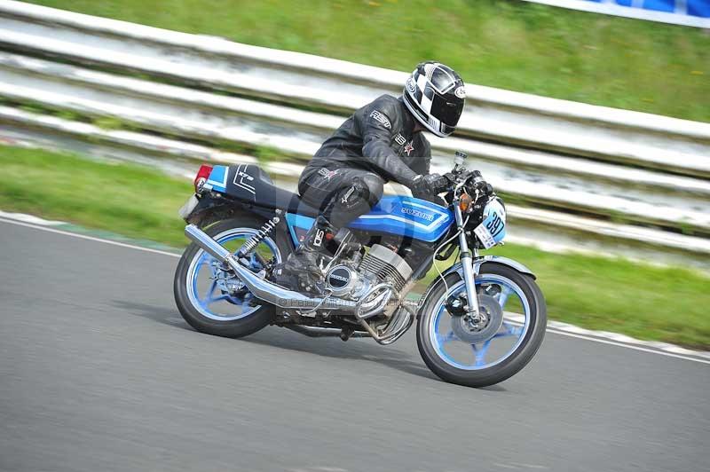 Mallory park Leicestershire;Mallory park photographs;Motorcycle action photographs;classic bikes;event digital images;eventdigitalimages;mallory park;no limits trackday;peter wileman photography;vintage bikes;vintage motorcycles;vmcc festival 1000 bikes