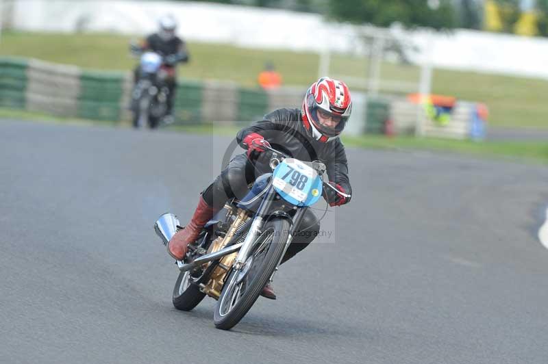 Mallory park Leicestershire;Mallory park photographs;Motorcycle action photographs;classic bikes;event digital images;eventdigitalimages;mallory park;no limits trackday;peter wileman photography;vintage bikes;vintage motorcycles;vmcc festival 1000 bikes