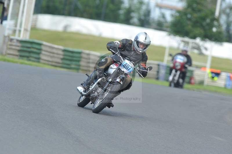 Mallory park Leicestershire;Mallory park photographs;Motorcycle action photographs;classic bikes;event digital images;eventdigitalimages;mallory park;no limits trackday;peter wileman photography;vintage bikes;vintage motorcycles;vmcc festival 1000 bikes