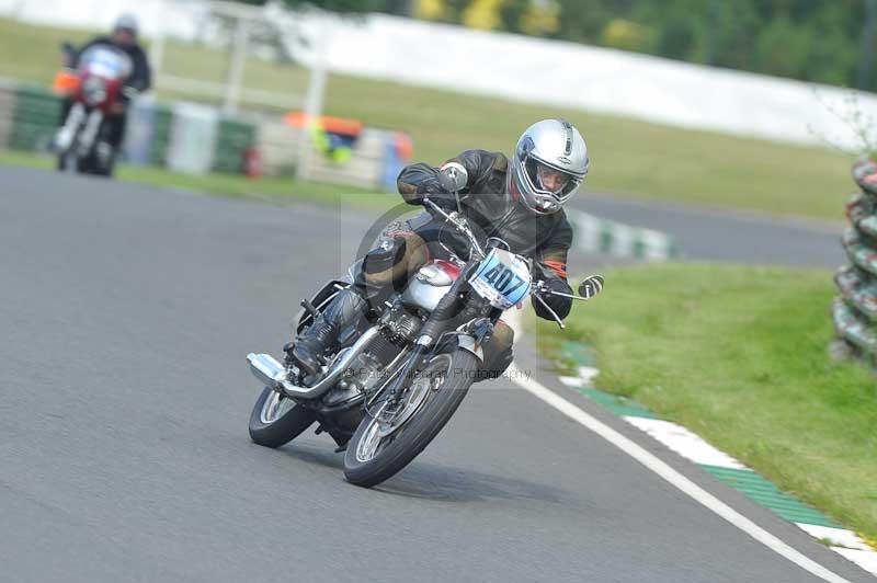Mallory park Leicestershire;Mallory park photographs;Motorcycle action photographs;classic bikes;event digital images;eventdigitalimages;mallory park;no limits trackday;peter wileman photography;vintage bikes;vintage motorcycles;vmcc festival 1000 bikes