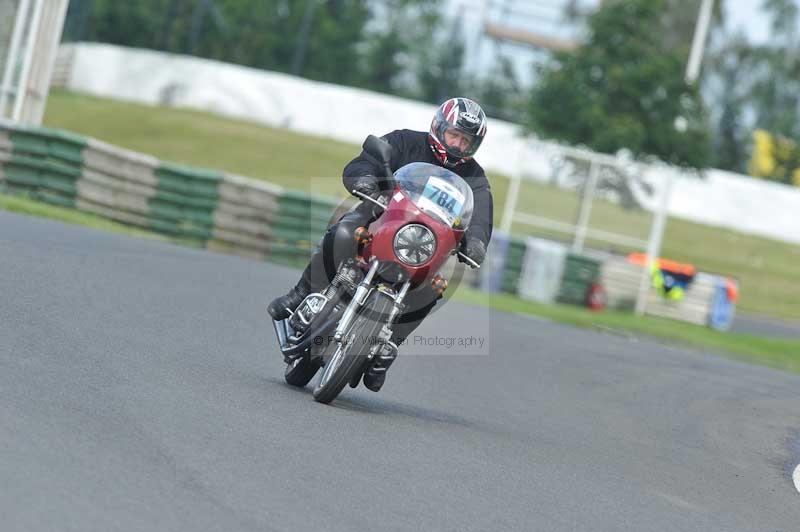 Mallory park Leicestershire;Mallory park photographs;Motorcycle action photographs;classic bikes;event digital images;eventdigitalimages;mallory park;no limits trackday;peter wileman photography;vintage bikes;vintage motorcycles;vmcc festival 1000 bikes