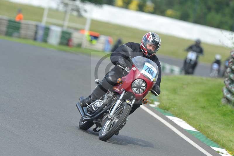 Mallory park Leicestershire;Mallory park photographs;Motorcycle action photographs;classic bikes;event digital images;eventdigitalimages;mallory park;no limits trackday;peter wileman photography;vintage bikes;vintage motorcycles;vmcc festival 1000 bikes