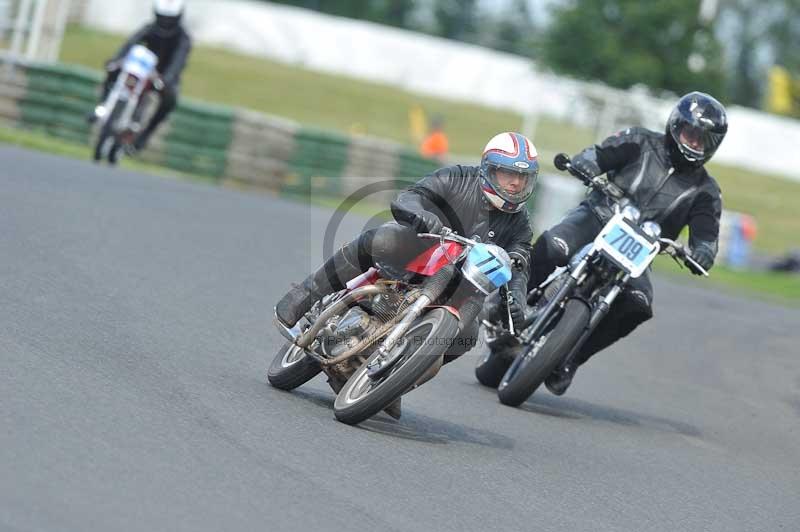 Mallory park Leicestershire;Mallory park photographs;Motorcycle action photographs;classic bikes;event digital images;eventdigitalimages;mallory park;no limits trackday;peter wileman photography;vintage bikes;vintage motorcycles;vmcc festival 1000 bikes