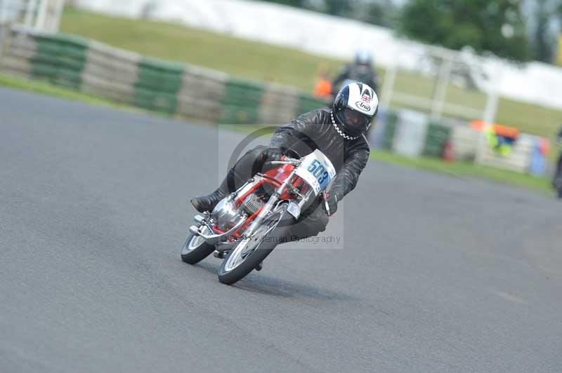 Mallory park Leicestershire;Mallory park photographs;Motorcycle action photographs;classic bikes;event digital images;eventdigitalimages;mallory park;no limits trackday;peter wileman photography;vintage bikes;vintage motorcycles;vmcc festival 1000 bikes