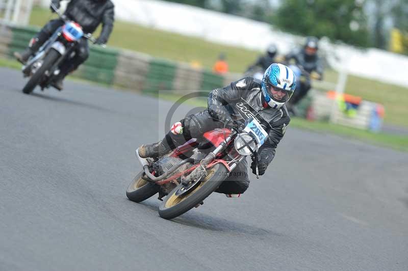 Mallory park Leicestershire;Mallory park photographs;Motorcycle action photographs;classic bikes;event digital images;eventdigitalimages;mallory park;no limits trackday;peter wileman photography;vintage bikes;vintage motorcycles;vmcc festival 1000 bikes