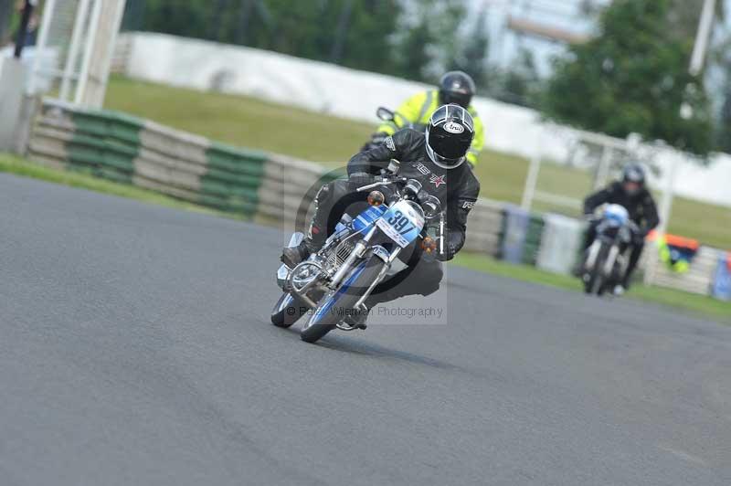 Mallory park Leicestershire;Mallory park photographs;Motorcycle action photographs;classic bikes;event digital images;eventdigitalimages;mallory park;no limits trackday;peter wileman photography;vintage bikes;vintage motorcycles;vmcc festival 1000 bikes