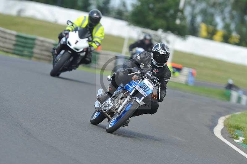 Mallory park Leicestershire;Mallory park photographs;Motorcycle action photographs;classic bikes;event digital images;eventdigitalimages;mallory park;no limits trackday;peter wileman photography;vintage bikes;vintage motorcycles;vmcc festival 1000 bikes