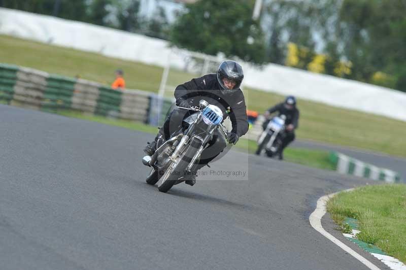 Mallory park Leicestershire;Mallory park photographs;Motorcycle action photographs;classic bikes;event digital images;eventdigitalimages;mallory park;no limits trackday;peter wileman photography;vintage bikes;vintage motorcycles;vmcc festival 1000 bikes