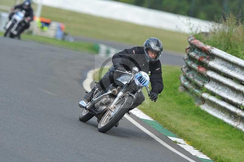 Mallory park Leicestershire;Mallory park photographs;Motorcycle action photographs;classic bikes;event digital images;eventdigitalimages;mallory park;no limits trackday;peter wileman photography;vintage bikes;vintage motorcycles;vmcc festival 1000 bikes