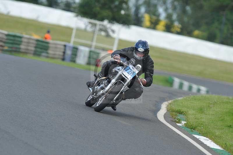 Mallory park Leicestershire;Mallory park photographs;Motorcycle action photographs;classic bikes;event digital images;eventdigitalimages;mallory park;no limits trackday;peter wileman photography;vintage bikes;vintage motorcycles;vmcc festival 1000 bikes