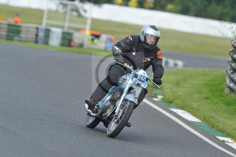 Mallory park Leicestershire;Mallory park photographs;Motorcycle action photographs;classic bikes;event digital images;eventdigitalimages;mallory park;no limits trackday;peter wileman photography;vintage bikes;vintage motorcycles;vmcc festival 1000 bikes