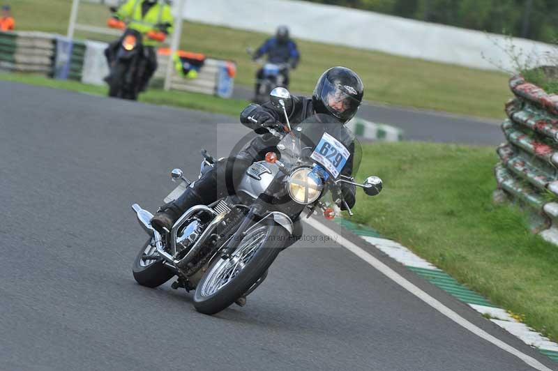 Mallory park Leicestershire;Mallory park photographs;Motorcycle action photographs;classic bikes;event digital images;eventdigitalimages;mallory park;no limits trackday;peter wileman photography;vintage bikes;vintage motorcycles;vmcc festival 1000 bikes