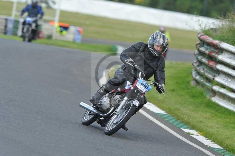 Mallory park Leicestershire;Mallory park photographs;Motorcycle action photographs;classic bikes;event digital images;eventdigitalimages;mallory park;no limits trackday;peter wileman photography;vintage bikes;vintage motorcycles;vmcc festival 1000 bikes