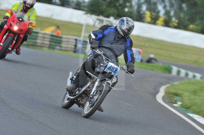 Mallory park Leicestershire;Mallory park photographs;Motorcycle action photographs;classic bikes;event digital images;eventdigitalimages;mallory park;no limits trackday;peter wileman photography;vintage bikes;vintage motorcycles;vmcc festival 1000 bikes