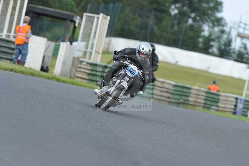 Mallory park Leicestershire;Mallory park photographs;Motorcycle action photographs;classic bikes;event digital images;eventdigitalimages;mallory park;no limits trackday;peter wileman photography;vintage bikes;vintage motorcycles;vmcc festival 1000 bikes