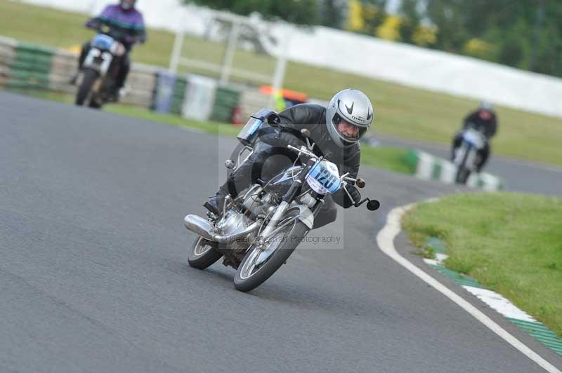 Mallory park Leicestershire;Mallory park photographs;Motorcycle action photographs;classic bikes;event digital images;eventdigitalimages;mallory park;no limits trackday;peter wileman photography;vintage bikes;vintage motorcycles;vmcc festival 1000 bikes