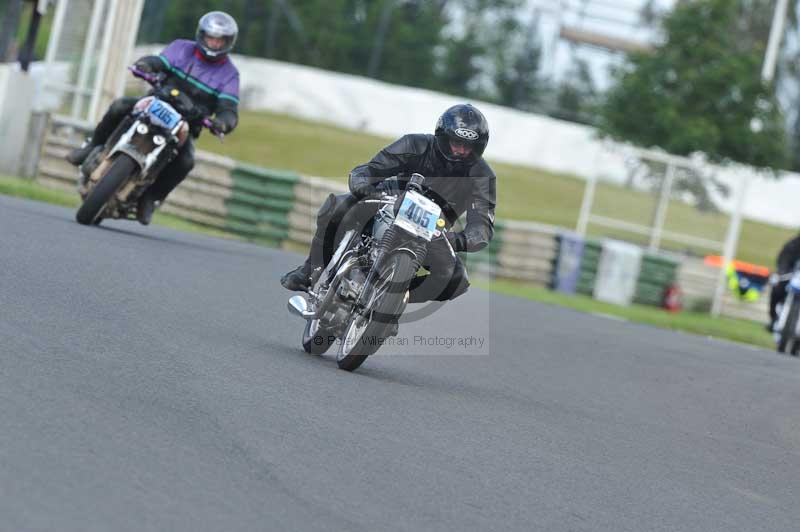 Mallory park Leicestershire;Mallory park photographs;Motorcycle action photographs;classic bikes;event digital images;eventdigitalimages;mallory park;no limits trackday;peter wileman photography;vintage bikes;vintage motorcycles;vmcc festival 1000 bikes