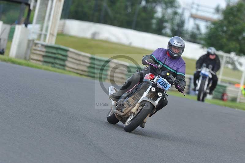 Mallory park Leicestershire;Mallory park photographs;Motorcycle action photographs;classic bikes;event digital images;eventdigitalimages;mallory park;no limits trackday;peter wileman photography;vintage bikes;vintage motorcycles;vmcc festival 1000 bikes