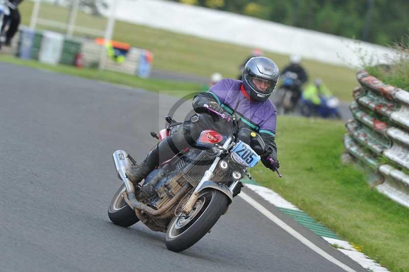 Mallory park Leicestershire;Mallory park photographs;Motorcycle action photographs;classic bikes;event digital images;eventdigitalimages;mallory park;no limits trackday;peter wileman photography;vintage bikes;vintage motorcycles;vmcc festival 1000 bikes
