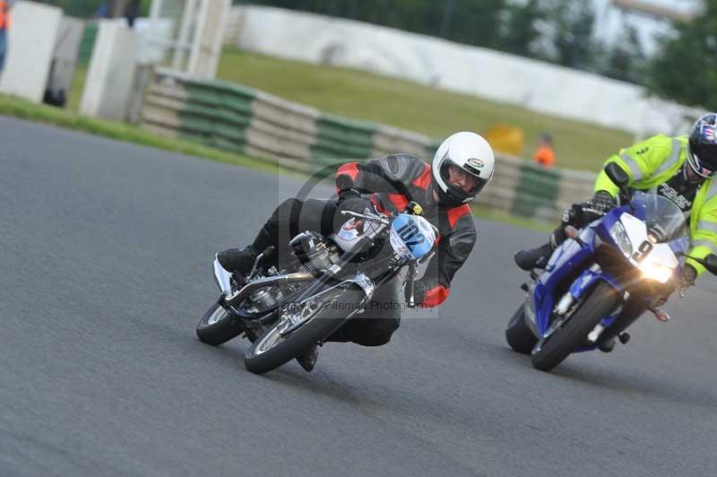 Mallory park Leicestershire;Mallory park photographs;Motorcycle action photographs;classic bikes;event digital images;eventdigitalimages;mallory park;no limits trackday;peter wileman photography;vintage bikes;vintage motorcycles;vmcc festival 1000 bikes