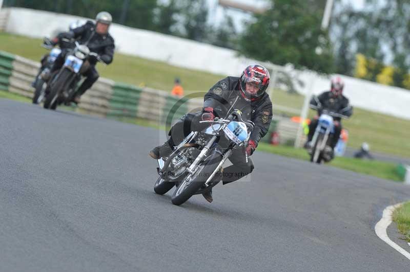 Mallory park Leicestershire;Mallory park photographs;Motorcycle action photographs;classic bikes;event digital images;eventdigitalimages;mallory park;no limits trackday;peter wileman photography;vintage bikes;vintage motorcycles;vmcc festival 1000 bikes