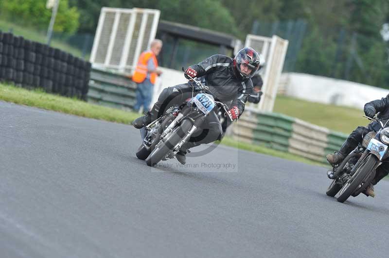 Mallory park Leicestershire;Mallory park photographs;Motorcycle action photographs;classic bikes;event digital images;eventdigitalimages;mallory park;no limits trackday;peter wileman photography;vintage bikes;vintage motorcycles;vmcc festival 1000 bikes
