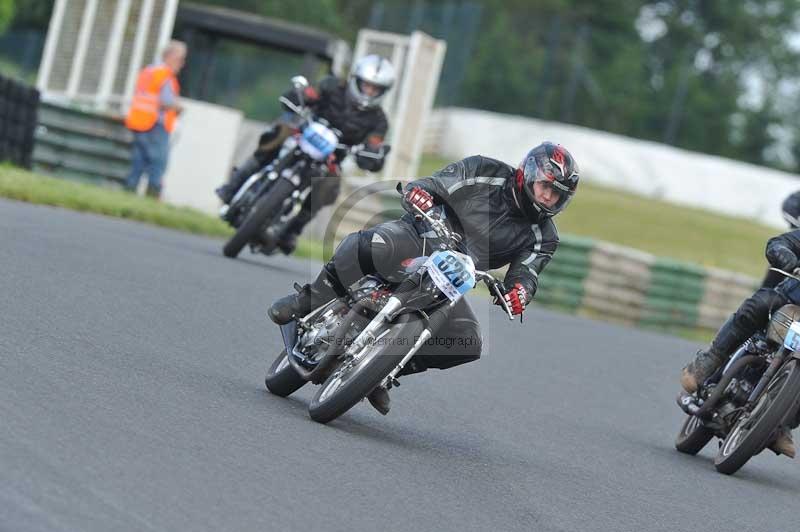 Mallory park Leicestershire;Mallory park photographs;Motorcycle action photographs;classic bikes;event digital images;eventdigitalimages;mallory park;no limits trackday;peter wileman photography;vintage bikes;vintage motorcycles;vmcc festival 1000 bikes