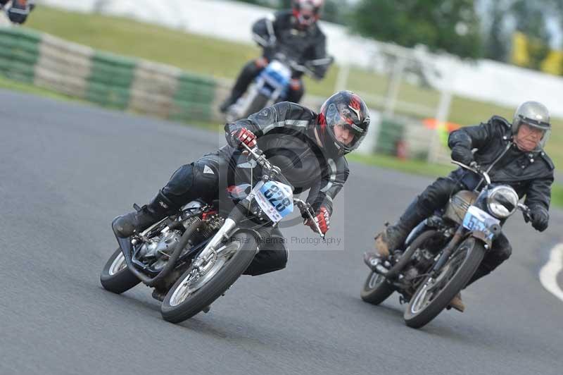 Mallory park Leicestershire;Mallory park photographs;Motorcycle action photographs;classic bikes;event digital images;eventdigitalimages;mallory park;no limits trackday;peter wileman photography;vintage bikes;vintage motorcycles;vmcc festival 1000 bikes