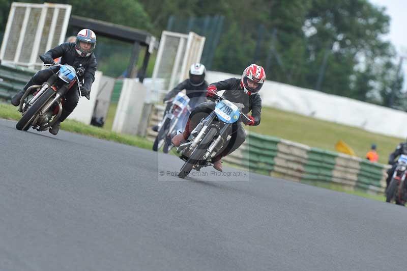 Mallory park Leicestershire;Mallory park photographs;Motorcycle action photographs;classic bikes;event digital images;eventdigitalimages;mallory park;no limits trackday;peter wileman photography;vintage bikes;vintage motorcycles;vmcc festival 1000 bikes