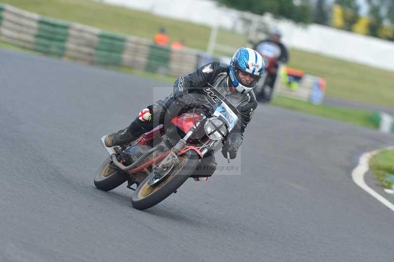 Mallory park Leicestershire;Mallory park photographs;Motorcycle action photographs;classic bikes;event digital images;eventdigitalimages;mallory park;no limits trackday;peter wileman photography;vintage bikes;vintage motorcycles;vmcc festival 1000 bikes
