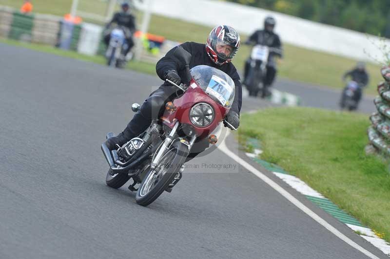 Mallory park Leicestershire;Mallory park photographs;Motorcycle action photographs;classic bikes;event digital images;eventdigitalimages;mallory park;no limits trackday;peter wileman photography;vintage bikes;vintage motorcycles;vmcc festival 1000 bikes