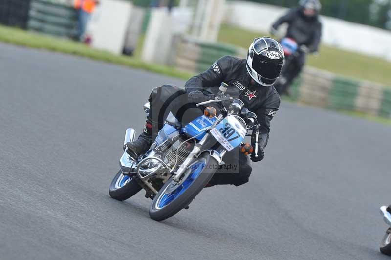 Mallory park Leicestershire;Mallory park photographs;Motorcycle action photographs;classic bikes;event digital images;eventdigitalimages;mallory park;no limits trackday;peter wileman photography;vintage bikes;vintage motorcycles;vmcc festival 1000 bikes