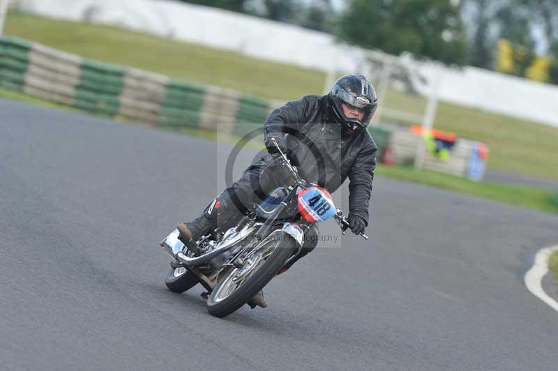 Mallory park Leicestershire;Mallory park photographs;Motorcycle action photographs;classic bikes;event digital images;eventdigitalimages;mallory park;no limits trackday;peter wileman photography;vintage bikes;vintage motorcycles;vmcc festival 1000 bikes
