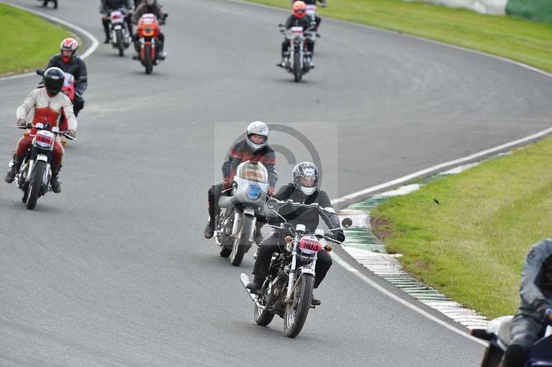 Mallory park Leicestershire;Mallory park photographs;Motorcycle action photographs;classic bikes;event digital images;eventdigitalimages;mallory park;no limits trackday;peter wileman photography;vintage bikes;vintage motorcycles;vmcc festival 1000 bikes